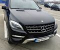 Черный Мерседес МЛ класс, объемом двигателя 3 л и пробегом 275 тыс. км за 22600 $, фото 1 на Automoto.ua