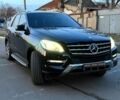 Черный Мерседес МЛ класс, объемом двигателя 22 л и пробегом 185 тыс. км за 25000 $, фото 1 на Automoto.ua