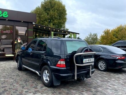 Чорний Мерседес МЛ класс, об'ємом двигуна 2.3 л та пробігом 350 тис. км за 5500 $, фото 1 на Automoto.ua