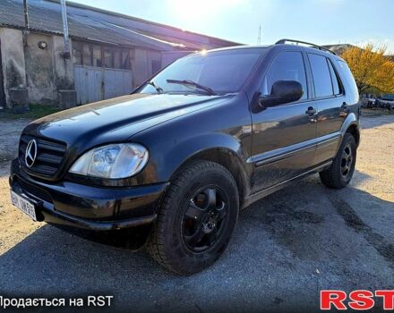 Черный Мерседес МЛ класс, объемом двигателя 2.7 л и пробегом 247 тыс. км за 3400 $, фото 1 на Automoto.ua