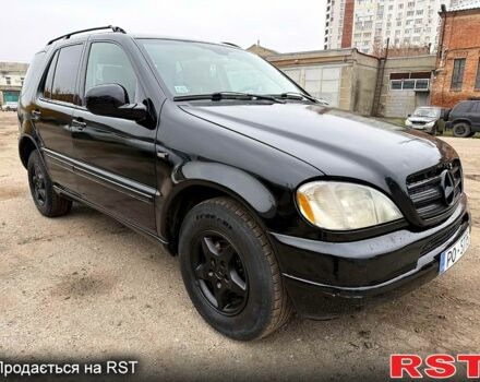 Черный Мерседес МЛ класс, объемом двигателя 3.2 л и пробегом 286 тыс. км за 3000 $, фото 1 на Automoto.ua