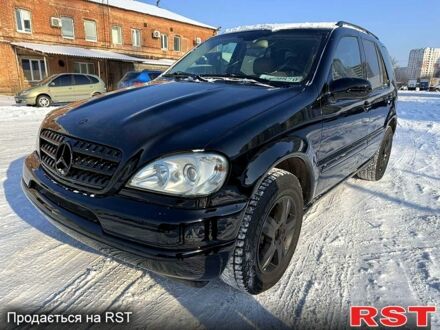 Черный Мерседес МЛ класс, объемом двигателя 4 л и пробегом 255 тыс. км за 3500 $, фото 1 на Automoto.ua