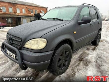 Черный Мерседес МЛ класс, объемом двигателя 2.7 л и пробегом 255 тыс. км за 3500 $, фото 1 на Automoto.ua