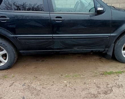 Черный Мерседес МЛ класс, объемом двигателя 2.7 л и пробегом 266 тыс. км за 6400 $, фото 1 на Automoto.ua