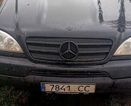 Чорний Мерседес МЛ класс, об'ємом двигуна 4 л та пробігом 330 тис. км за 5000 $, фото 1 на Automoto.ua