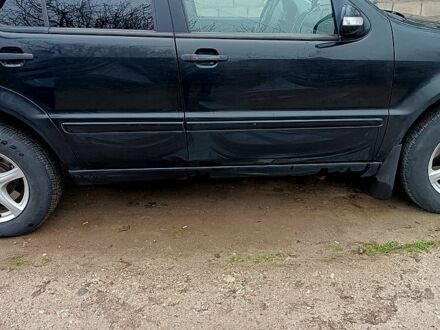 Черный Мерседес МЛ класс, объемом двигателя 2.7 л и пробегом 266 тыс. км за 6400 $, фото 1 на Automoto.ua