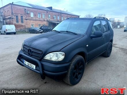 Черный Мерседес МЛ класс, объемом двигателя 2.7 л и пробегом 286 тыс. км за 3000 $, фото 1 на Automoto.ua