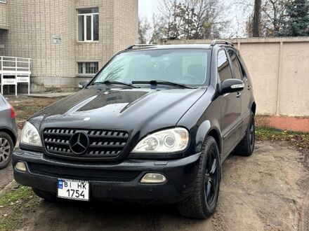 Черный Мерседес МЛ класс, объемом двигателя 3.7 л и пробегом 270 тыс. км за 8999 $, фото 1 на Automoto.ua