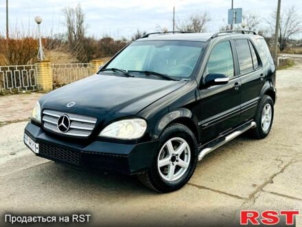 Черный Мерседес МЛ класс, объемом двигателя 2.7 л и пробегом 350 тыс. км за 3850 $, фото 1 на Automoto.ua