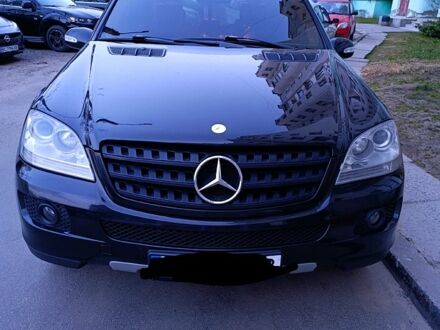 Черный Мерседес МЛ класс, объемом двигателя 3 л и пробегом 320 тыс. км за 12000 $, фото 1 на Automoto.ua