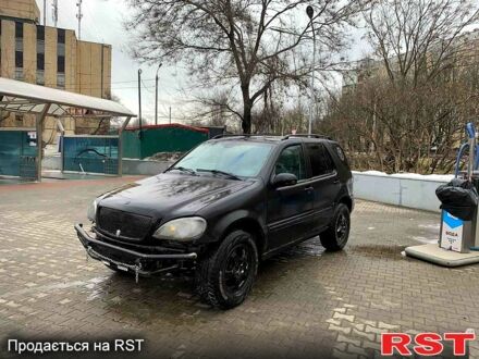 Чорний Мерседес МЛ класс, об'ємом двигуна 2.7 л та пробігом 300 тис. км за 4999 $, фото 1 на Automoto.ua