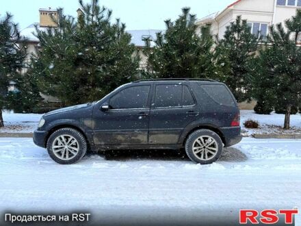 Черный Мерседес МЛ класс, объемом двигателя 2.7 л и пробегом 463 тыс. км за 7000 $, фото 1 на Automoto.ua