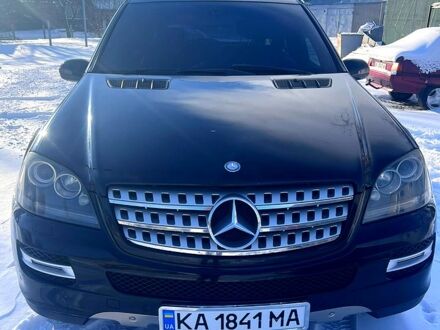 Черный Мерседес МЛ класс, объемом двигателя 3.5 л и пробегом 272 тыс. км за 8999 $, фото 1 на Automoto.ua