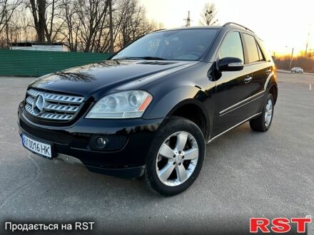 Черный Мерседес МЛ класс, объемом двигателя 5 л и пробегом 284 тыс. км за 10500 $, фото 1 на Automoto.ua