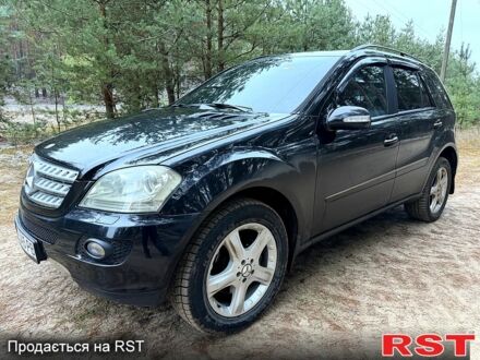 Чорний Мерседес МЛ класс, об'ємом двигуна 3 л та пробігом 324 тис. км за 11000 $, фото 1 на Automoto.ua