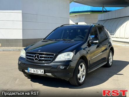 Черный Мерседес МЛ класс, объемом двигателя 3 л и пробегом 400 тыс. км за 9300 $, фото 1 на Automoto.ua