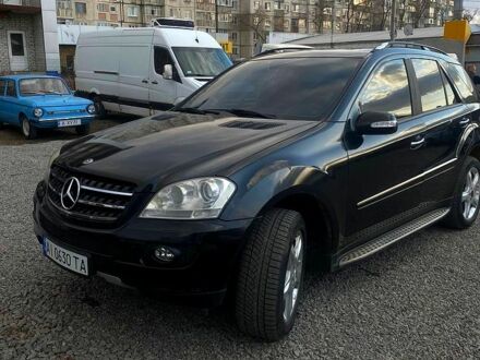 Черный Мерседес МЛ класс, объемом двигателя 3 л и пробегом 300 тыс. км за 11000 $, фото 1 на Automoto.ua