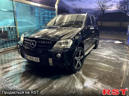 Черный Мерседес МЛ класс, объемом двигателя 5 л и пробегом 361 тыс. км за 10000 $, фото 1 на Automoto.ua