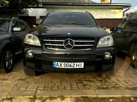 Черный Мерседес МЛ класс, объемом двигателя 3.5 л и пробегом 270 тыс. км за 10800 $, фото 1 на Automoto.ua