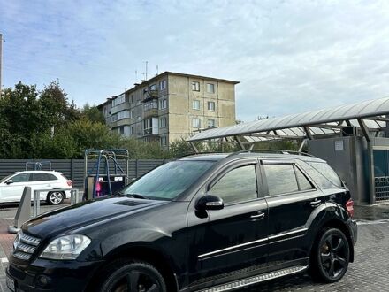 Черный Мерседес МЛ класс, объемом двигателя 3.5 л и пробегом 0 тыс. км за 10000 $, фото 1 на Automoto.ua