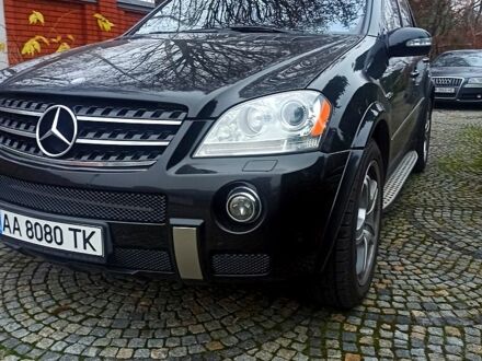 Черный Мерседес МЛ класс, объемом двигателя 6.2 л и пробегом 162 тыс. км за 17000 $, фото 1 на Automoto.ua