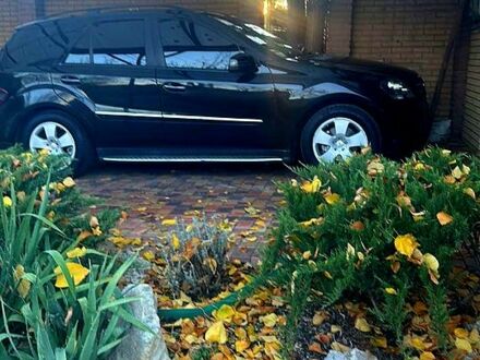 Черный Мерседес МЛ класс, объемом двигателя 3.5 л и пробегом 284 тыс. км за 8999 $, фото 1 на Automoto.ua