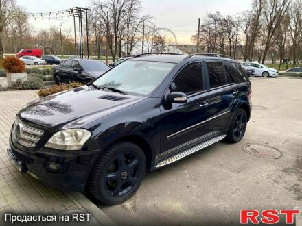 Чорний Мерседес МЛ класс, об'ємом двигуна 4 л та пробігом 330 тис. км за 8500 $, фото 1 на Automoto.ua