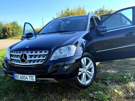 Черный Мерседес МЛ класс, объемом двигателя 3 л и пробегом 28600 тыс. км за 15000 $, фото 1 на Automoto.ua