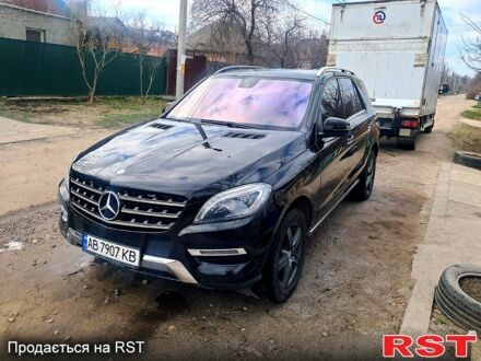 Черный Мерседес МЛ класс, объемом двигателя 2.1 л и пробегом 300 тыс. км за 18000 $, фото 1 на Automoto.ua