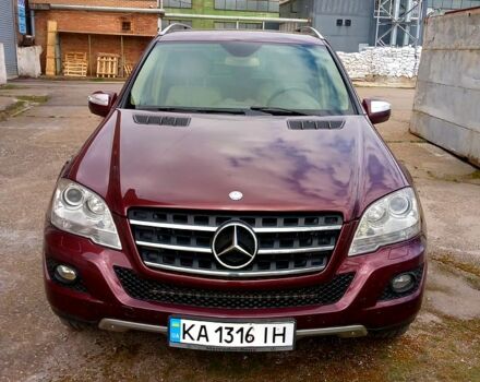 Красный Мерседес МЛ класс, объемом двигателя 3.5 л и пробегом 345 тыс. км за 13000 $, фото 12 на Automoto.ua