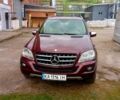 Красный Мерседес МЛ класс, объемом двигателя 3.5 л и пробегом 345 тыс. км за 13000 $, фото 1 на Automoto.ua