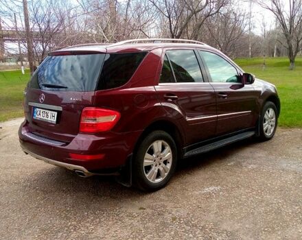 Красный Мерседес МЛ класс, объемом двигателя 3.5 л и пробегом 345 тыс. км за 13000 $, фото 8 на Automoto.ua