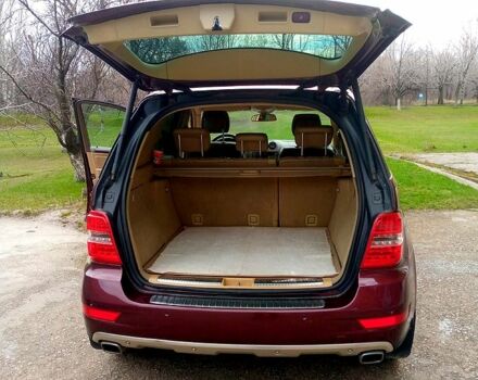 Красный Мерседес МЛ класс, объемом двигателя 3.5 л и пробегом 345 тыс. км за 13000 $, фото 3 на Automoto.ua