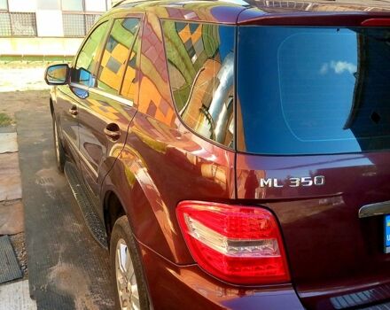 Красный Мерседес МЛ класс, объемом двигателя 3.5 л и пробегом 347 тыс. км за 13300 $, фото 1 на Automoto.ua