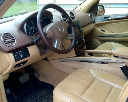 Красный Мерседес МЛ класс, объемом двигателя 3.5 л и пробегом 345 тыс. км за 13000 $, фото 7 на Automoto.ua