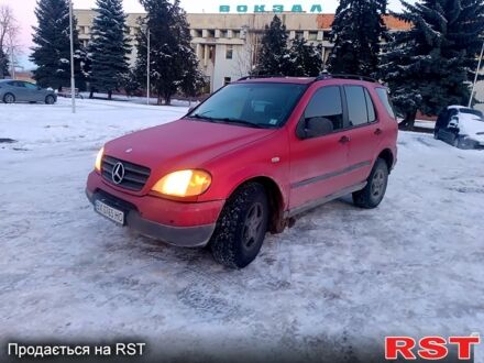 Красный Мерседес МЛ класс, объемом двигателя 3.2 л и пробегом 123 тыс. км за 6850 $, фото 1 на Automoto.ua