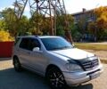 Серый Мерседес МЛ класс, объемом двигателя 3.2 л и пробегом 250 тыс. км за 6000 $, фото 1 на Automoto.ua