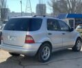 Серый Мерседес МЛ класс, объемом двигателя 4.3 л и пробегом 320 тыс. км за 7200 $, фото 5 на Automoto.ua