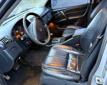 Серый Мерседес МЛ класс, объемом двигателя 4 л и пробегом 277 тыс. км за 3500 $, фото 6 на Automoto.ua