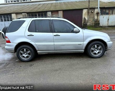 Серый Мерседес МЛ класс, объемом двигателя 4 л и пробегом 277 тыс. км за 3500 $, фото 4 на Automoto.ua