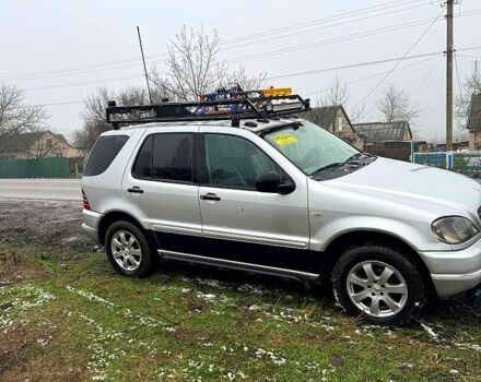 Серый Мерседес МЛ класс, объемом двигателя 2.7 л и пробегом 490 тыс. км за 4499 $, фото 1 на Automoto.ua