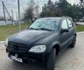 Серый Мерседес МЛ класс, объемом двигателя 4 л и пробегом 325 тыс. км за 3000 $, фото 1 на Automoto.ua