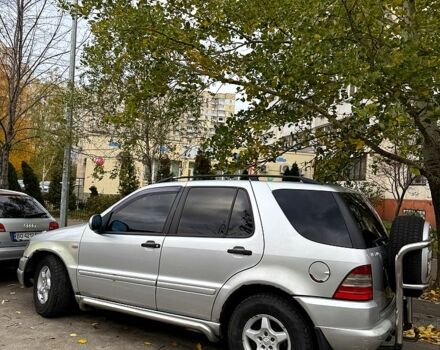 Серый Мерседес МЛ класс, объемом двигателя 2.7 л и пробегом 385 тыс. км за 4500 $, фото 2 на Automoto.ua