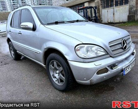 Серый Мерседес МЛ класс, объемом двигателя 4 л и пробегом 277 тыс. км за 3500 $, фото 3 на Automoto.ua