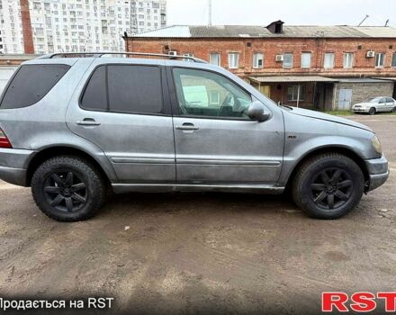 Серый Мерседес МЛ класс, объемом двигателя 2.7 л и пробегом 267 тыс. км за 3700 $, фото 1 на Automoto.ua