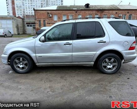 Серый Мерседес МЛ класс, объемом двигателя 4 л и пробегом 277 тыс. км за 3500 $, фото 1 на Automoto.ua