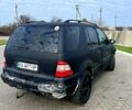Серый Мерседес МЛ класс, объемом двигателя 4 л и пробегом 325 тыс. км за 3000 $, фото 3 на Automoto.ua