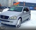 Серый Мерседес МЛ класс, объемом двигателя 2.7 л и пробегом 306 тыс. км за 5500 $, фото 1 на Automoto.ua