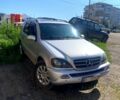 Сірий Мерседес ML-Class, об'ємом двигуна 3 л та пробігом 250 тис. км за 4800 $, фото 1 на Automoto.ua