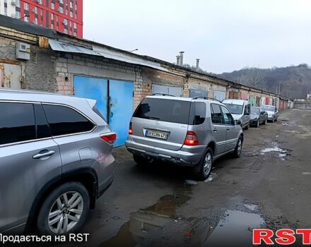 Серый Мерседес МЛ класс, объемом двигателя 2.7 л и пробегом 350 тыс. км за 2850 $, фото 2 на Automoto.ua
